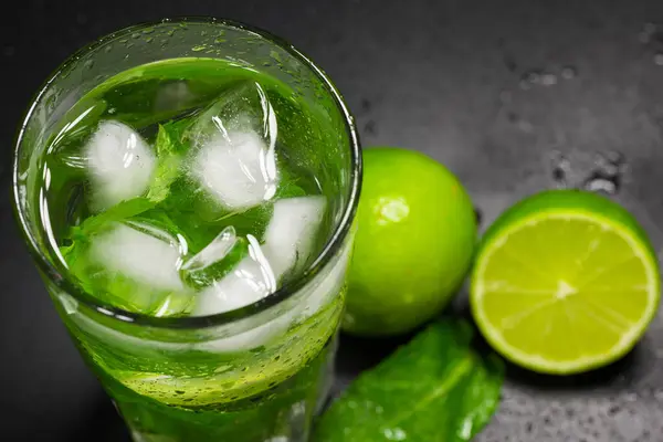 Erfrischende Limonade Mit Eis Minze Und Limette Nahaufnahme Alkoholfreier Cocktail — Stockfoto