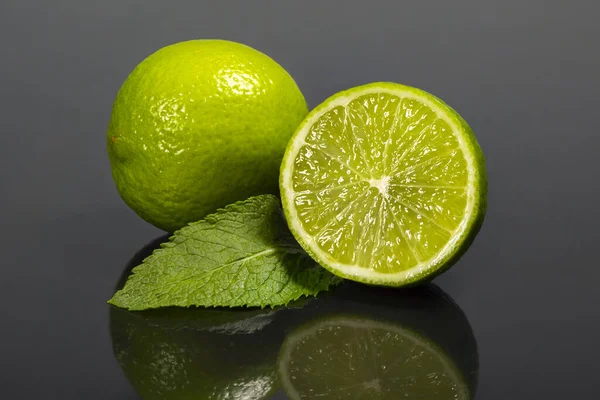 Fresh Lime Mint Leaves Dark Background Close Tropical Citrus Fruits — Stock Photo, Image