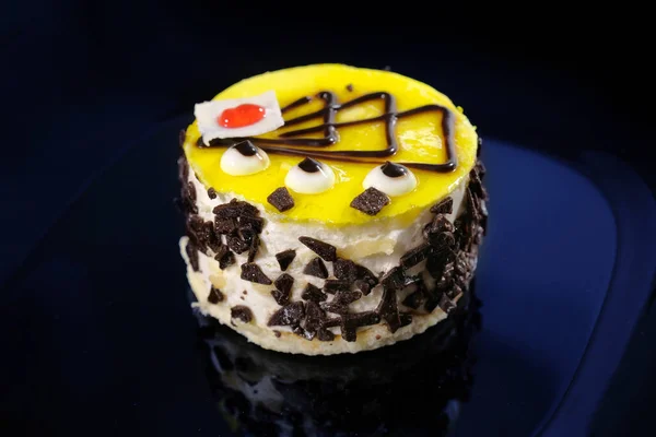 Servire Torta Dolce Sfondo Scuro Primo Piano Dolce Dessert — Foto Stock