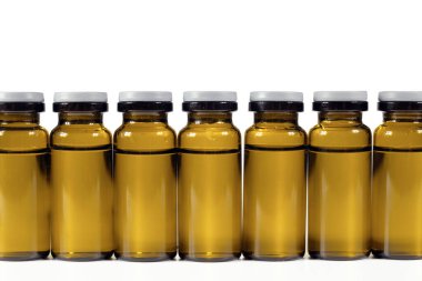 İlaçlı ampuller beyaza izole edilmiş, yakın çekim. Sağlık ve Tıp Konsepti.