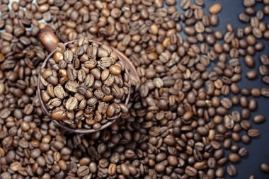 Kahve çekirdekleri ve kahve fincanı yakın plan. Yukarıdan görüntüle.