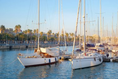 Modern yatlar güneşli bir günde açık havada demirlediler. Şehir manzarası.