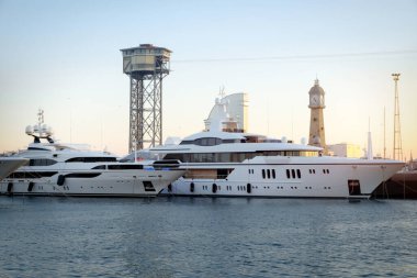 Günbatımında yatları olan bir deniz limanı. Şehir manzarası.