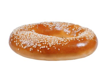 Beyaza izole edilmiş susam tohumlu taze simit. Ev yapımı pişirme..