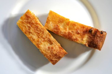 Tabakta iki parça süzme peynir güveci. Üst görünüm.