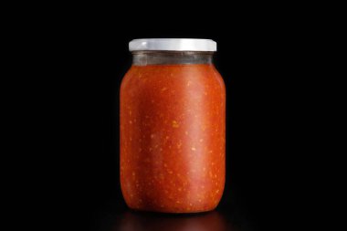 Siyah arka planda cam kavanoz sebze turşusu. Korunma.