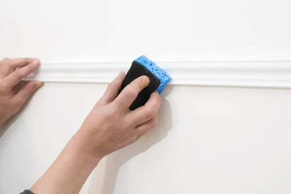 Hands Builder Sponge Rubs Walls Polishing Plastered Walls Sponge — Stock Photo, Image