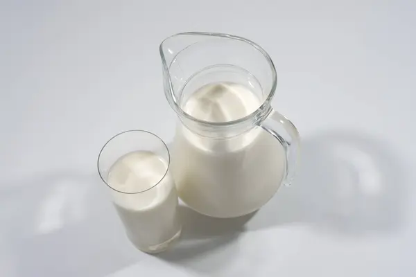 Γάλα Ποτήρι Κανάτα Γκρι Φόντο Πλευρική Άποψη Γάλα — Φωτογραφία Αρχείου