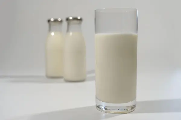 Γάλα Ποτήρι Γκρι Φόντο Γάλα — Φωτογραφία Αρχείου