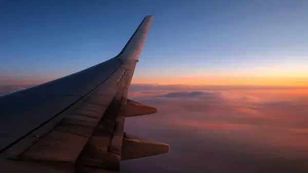 Blick Auf Den Flügel Eines Flugzeugs Bei Sonnenuntergang — Stockfoto