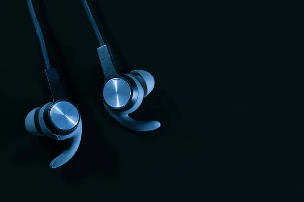 Headset Dark Blue Background Wireless Headphones Top View Music Concept — Stock Photo, Image