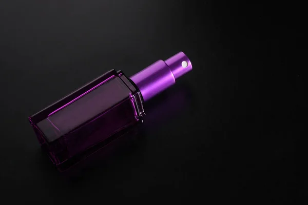 Frasco Perfume Rosa Sobre Fondo Negro Vista Lateral Primer Plano —  Fotos de Stock