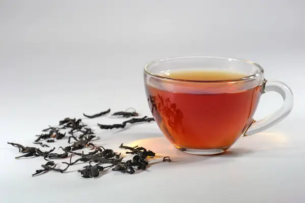 Szklana Filiżanka Gorącej Herbaty Liście Herbaty Szarym Tle — Zdjęcie stockowe