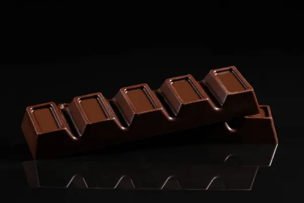 反射で黒い背景に充填したチョコレート — ストック写真