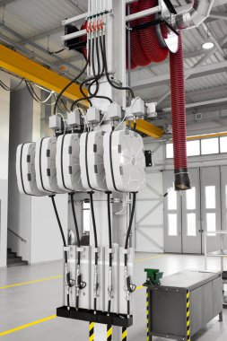 Garajdaki kamyon servisi. Damperli kamyon ve kamyonların onarımı ve teşhisi. Araba servisi, profesyonel ekipman..