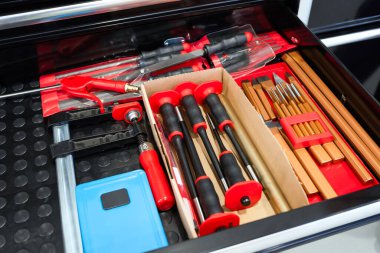 İş için profesyonel aletler. Garajda araba tamiri ve teşhisi için kullanılan araçlar..