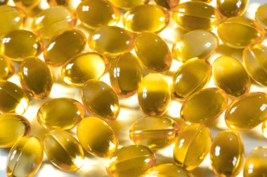 Balık Omega-3 kapsül beyaz bir arka plan üzerinde petrol. Sağlıklı beslenme, tıp, sağlık, gıda takviyeleri ve insanlar kavramı.