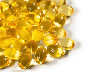 Beyaz arka planda Omega 3 kapsülleri. Metnin için alanı kopyala. Üst görünüm, balık yağı, sağlık hizmeti konsepti.