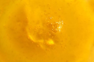 Parlak kehribar renginde doğal bal yakın plan. Organik bal dokusu. Sağlıklı gıda konsepti. Diyet olsun. Seçici odak.