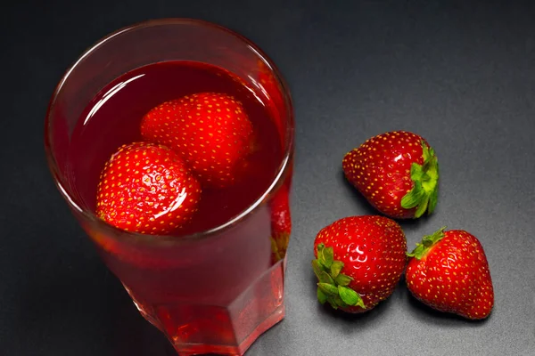 Frischer Erdbeercocktail Mit Erdbeeren Auf Dunklem Hintergrund Nahaufnahme Fruchtlimonade — Stockfoto