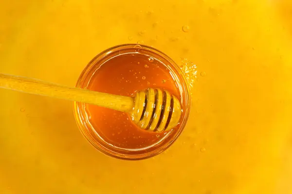 Ein Glas Honig Und Ein Hölzerner Honiglöffel Auf Honighintergrund Gesunder — Stockfoto