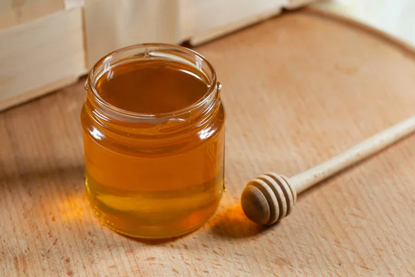 Μέλι Γυάλινο Βάζο Ξύλινη Κουτάλα Μελιού Ξύλινο Τραπέζι Υγιές Βιολογικό — Φωτογραφία Αρχείου