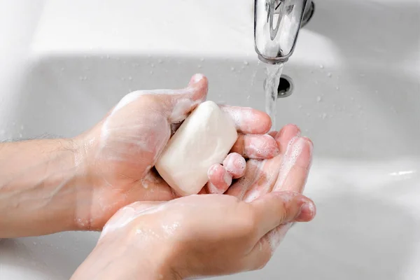 Homme Lave Les Mains Avec Savon Sur Évier Dans Salle — Photo