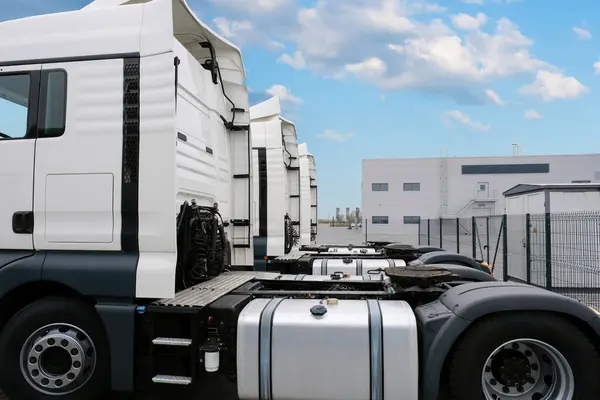 Caminhões Semi Reboques Estão Estacionados Uma Estação Serviço Logística Transporte — Fotografia de Stock