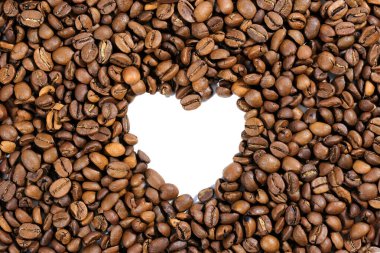 Kahve çekirdeklerinde beyaz kalp sembolü. Beyaz arka planda kızarmış kahve çekirdeği kalbi..
