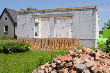 Bir inşaat alanında köpük bloğundan ya da hava bloğundan ev inşa etmek. İnşaat ve yenileme konsepti.