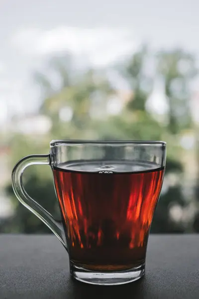 Filiżanka Czarnej Herbaty Stojąca Przy Oknie Tle Ulicy — Zdjęcie stockowe
