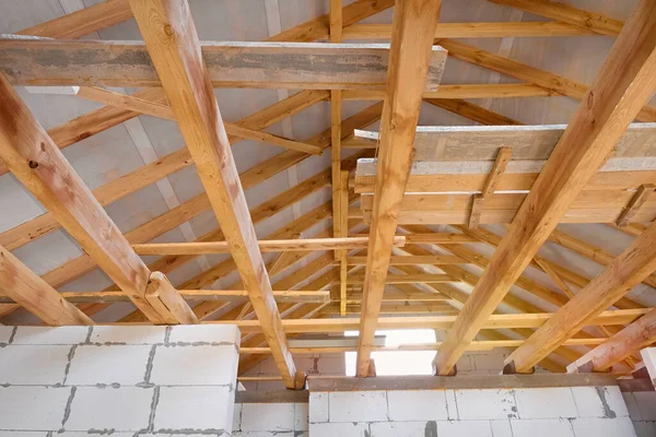 Construção Novo Telhado Casa Vigas Madeira Concreto Arejado Estrutura Madeira — Fotografia de Stock