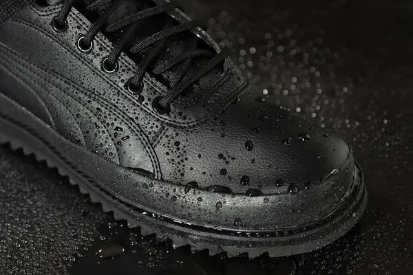 Sapato Masculino Com Gotas Água Fundo Preto Perto Calçado Dos — Fotografia de Stock