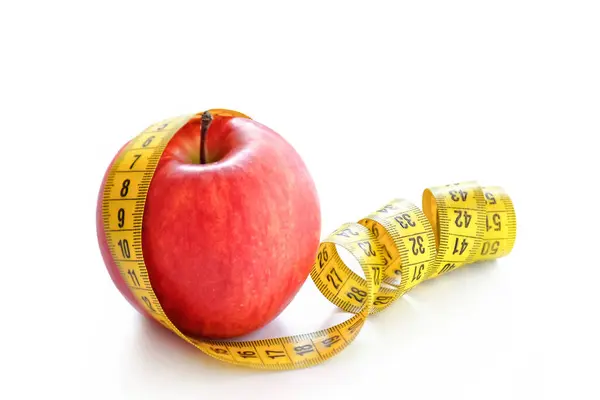 白い背景に隔離された測定テープが付いている赤いリンゴ 健康的なライフスタイル ダイエットコンセプト — ストック写真