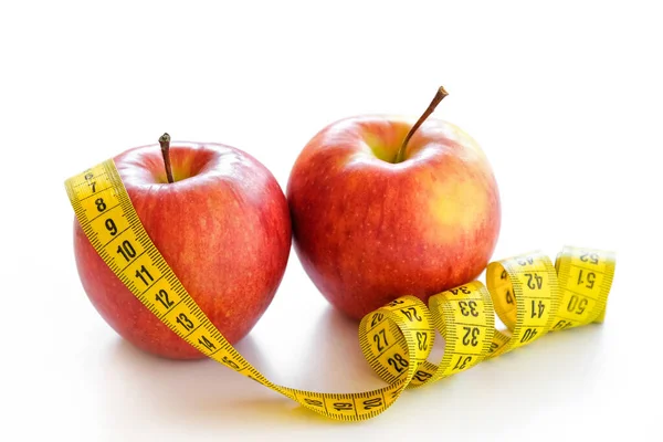 红色苹果 带白色隔离的测量带 健康的生活方式 饮食观念 后续行动 — 图库照片