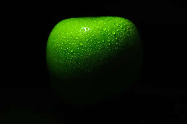 Dojrzałe Zielone Jabłko Kroplami Wody Czarnym Tle Koncepcja Żywności — Zdjęcie stockowe