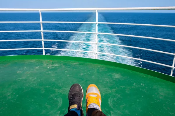 在游轮上的水路上穿着不同运动鞋的腿 运输和旅行概念 — 图库照片