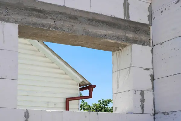 Beyaz Havalandırmalı Bir Bloktan Inşa Etmek Nşaat Alanındaki Evin Bir — Stok fotoğraf