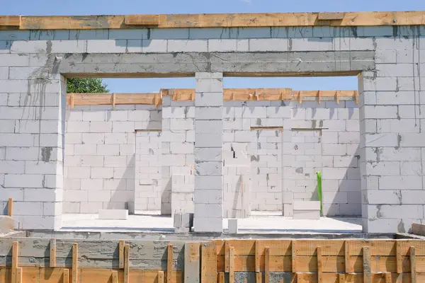 Havalı Beton Bloklardan Inşaat Alanındaki Köpük Bloklardan Oluşan Beyaz Bir — Stok fotoğraf