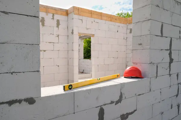 Havalı Beton Bloklardan Inşaat Alanındaki Köpük Bloklardan Oluşan Beyaz Bir — Stok fotoğraf