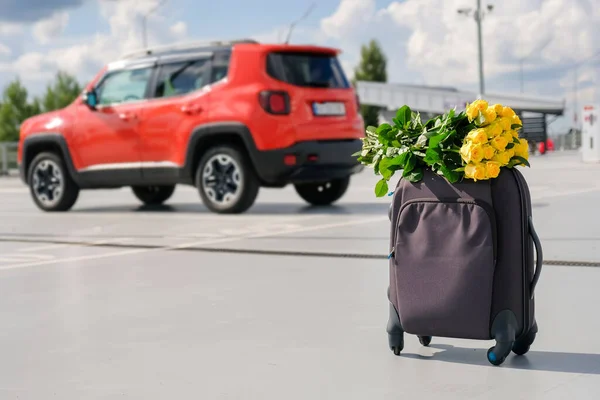 旅行概念 阳光灿烂的一天 车库里的行李和一束鲜花 — 图库照片