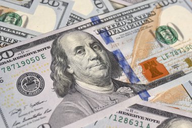 100 dolarlık banknotların geçmişi kapanıyor. Para geçmişi. Bankacılık ve finansal konsept.