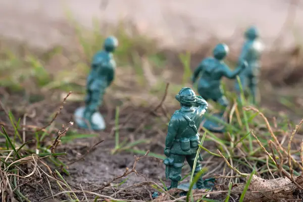 玩具塑料士兵在室外特写 战争概念 — 图库照片