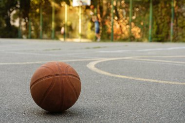 Açık hava spor sahasında basketbol topu. Spor konsepti.