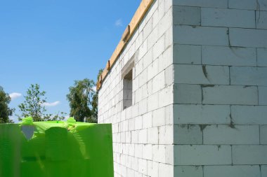 Gaz silikat bloklarından bir kır evi inşa ediliyor. İnşaat alanı.