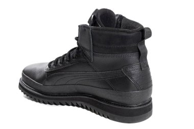 Beyaz arka planda siyah deri bot. Kış mevsimlik ayakkabılar.