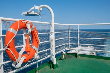 Bir yolcu gemisinin güvertesinde turuncu can simidi. Taşıma ve seyahat kavramı.