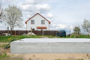 Ev için striptiz temelleri atıyordu. İnşaat işi. Kulübenin temelleri..