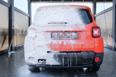 Araba yıkamada köpüklü araba. Sabunla oto yıkama..