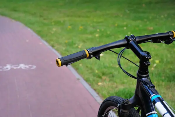 Крупный План Велосипеда Велосипедной Дорожке Городском Парке Спортивный Стиль — стоковое фото